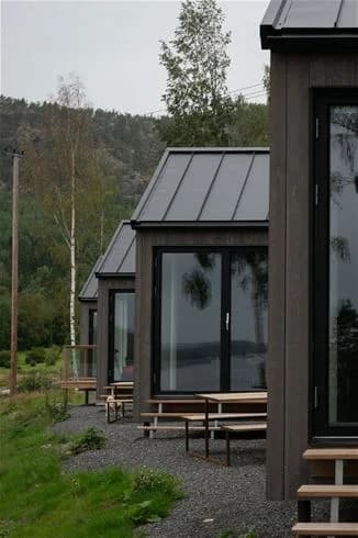 En liten bod omgiven av grönska vid Skuleberget Havscamping.