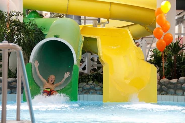 En vattenpark med pooler och rutschkanor på Fyrishov stugby och camping, en populär plats för rekreation och nöje.