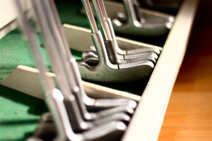 En närbild av köksredskap i rostfritt stål, som inkluderar bestick och andra verktyg, ligger sorterade på ett bord i Fyrishov Stugby och Camping.