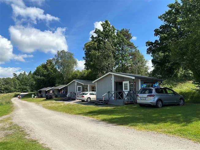 En campingplats med stugor, husvagnar och en parkeringsyta i Trollhättan.