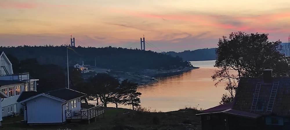 En aftonvy vid kusten på Stenungsögården, med solnedgångens varma efterglöd över horisonten.