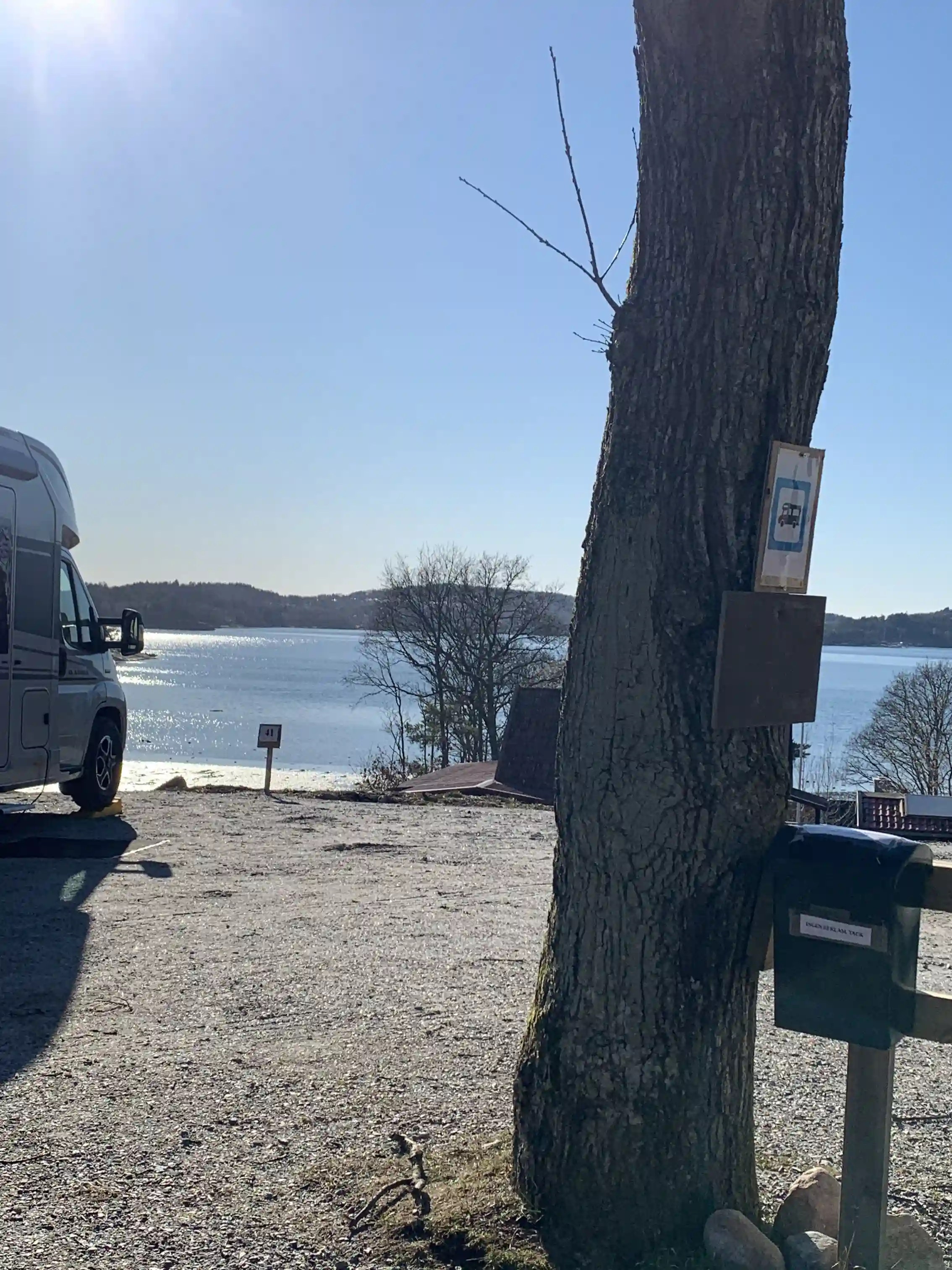 Bild av en naturskön kust vid Stenungsögården med en strandlinje som möter det öppna vattnet och omges av grönskande landskap. Perfekt för utomhusaktiviteter och avkoppling.