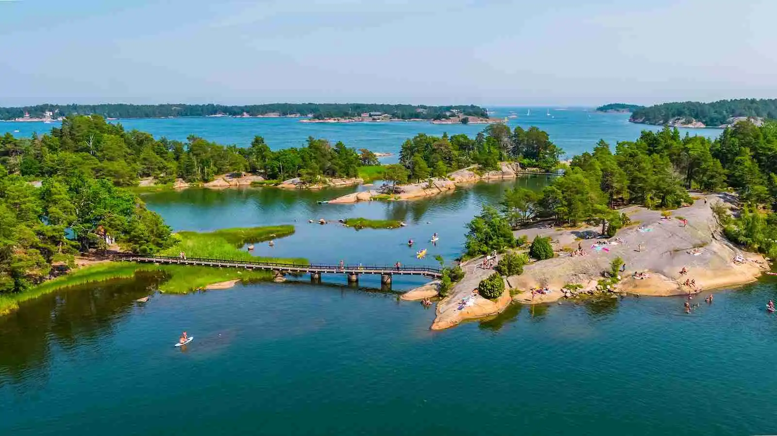 Flygfoto över Västervik Resort visar kustlinjen med vackra vattenlandskap, öar och stränder.