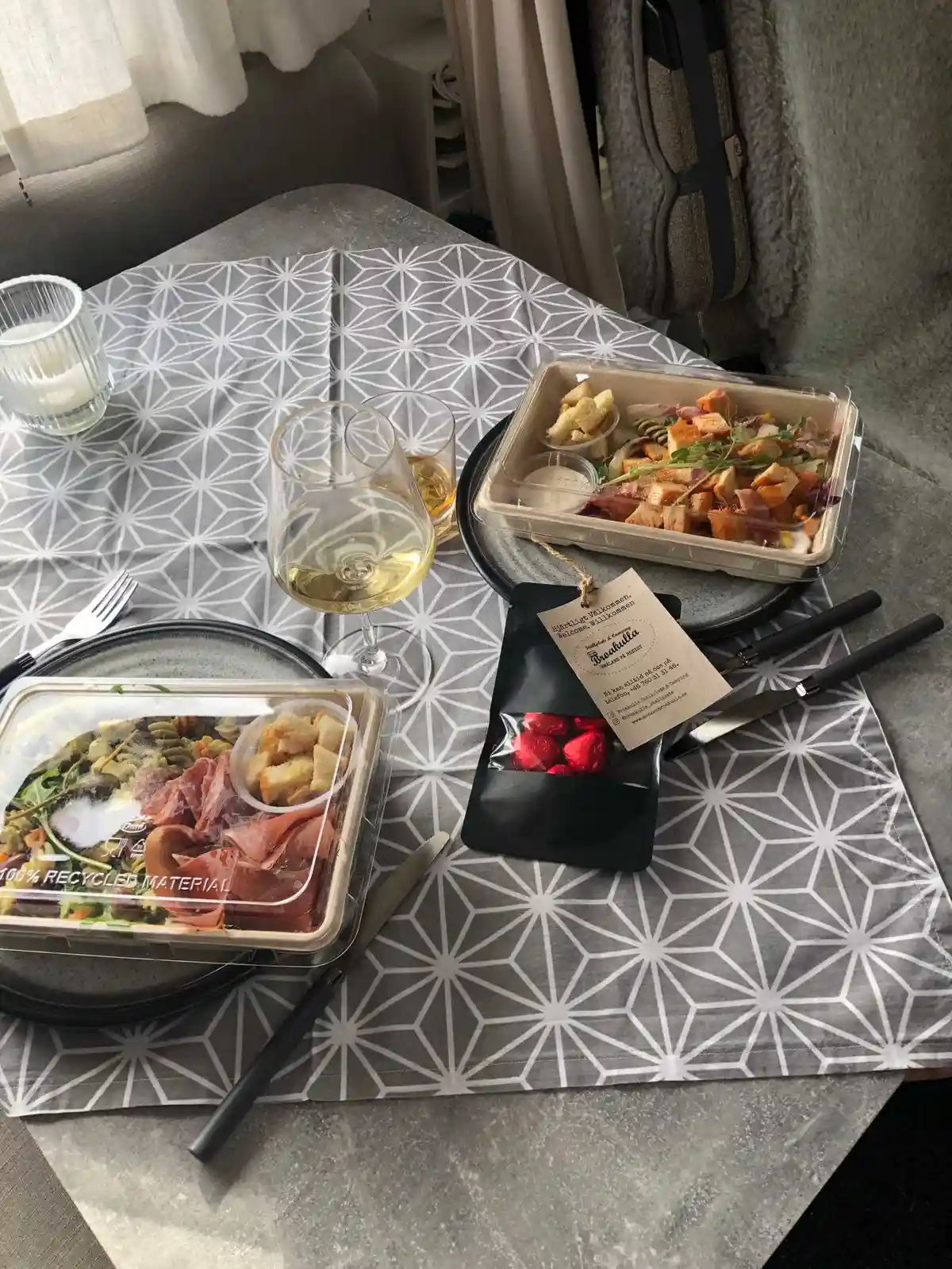 Bild av en dukad campingplats med bord fyllda med olika maträtter och serveringsartiklar, som ger en inbjudande känsla för besökare på Broakulla Ställplats & Camping.