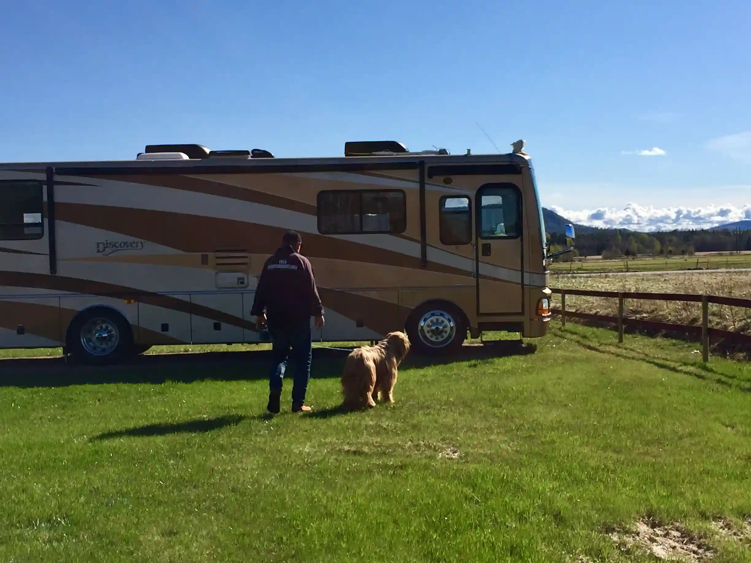 En campingplats i Dalarna med flera husvagnar och husbilar parkerade i naturskön miljö.