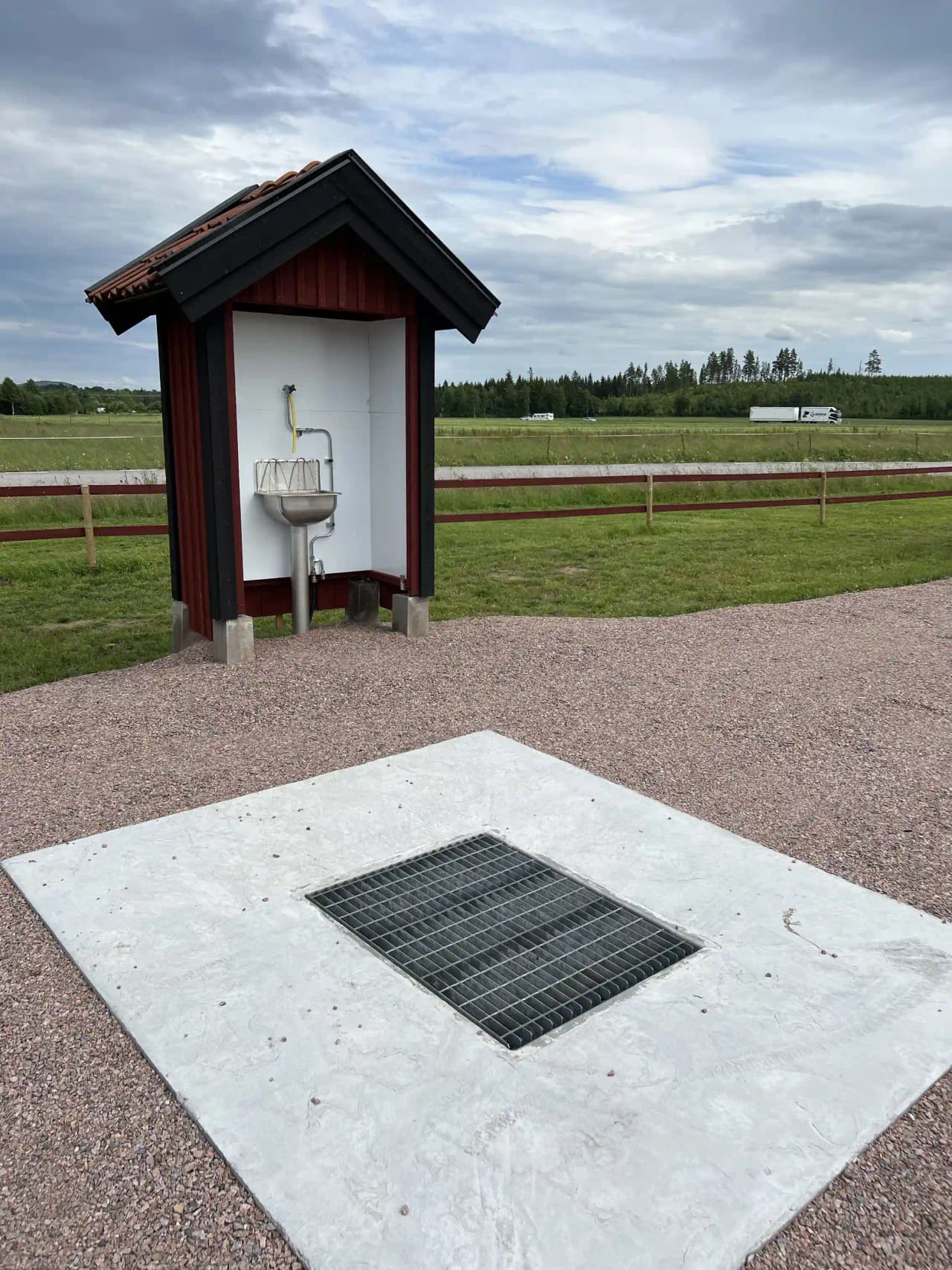 En ställplats i Dalarna med yta av grus och småsten.