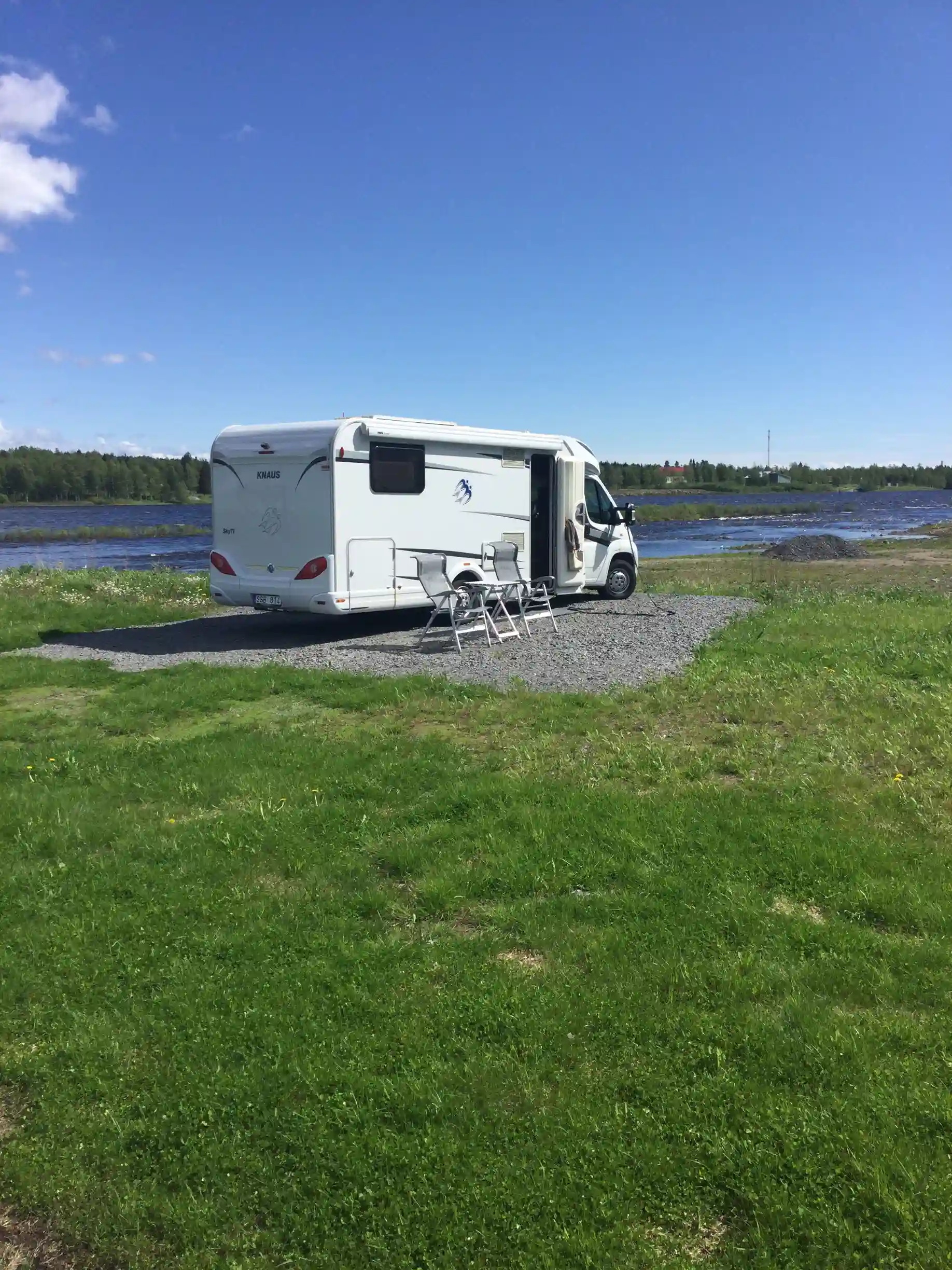 En husvagn parkerad vid Cape East, omgiven av naturskön miljö.