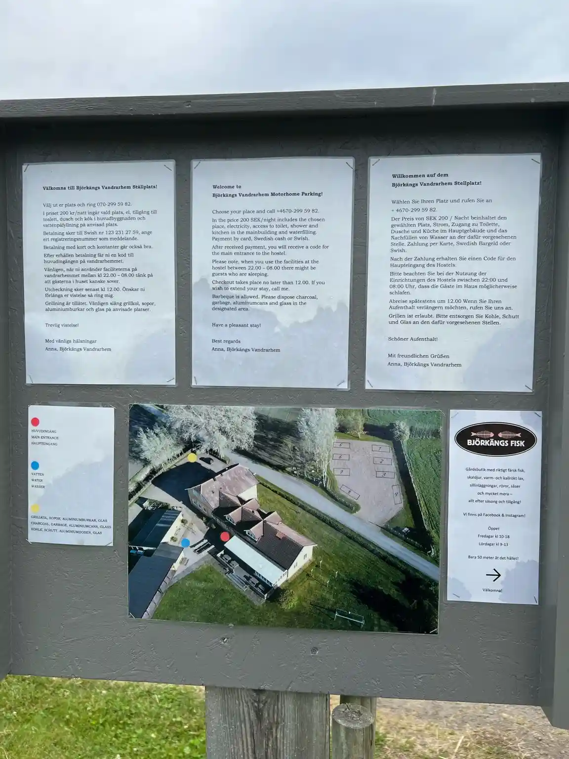 En skylt utanför Björkängs Vandrarhem som tydligt visar platsens namn och logotyp.