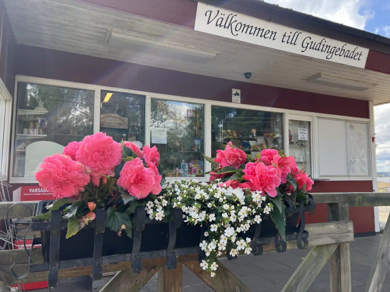 En vacker blomsterarrangemang med rosor och diverse blommor i en bukett placerad på Gudingebadets hemsida.