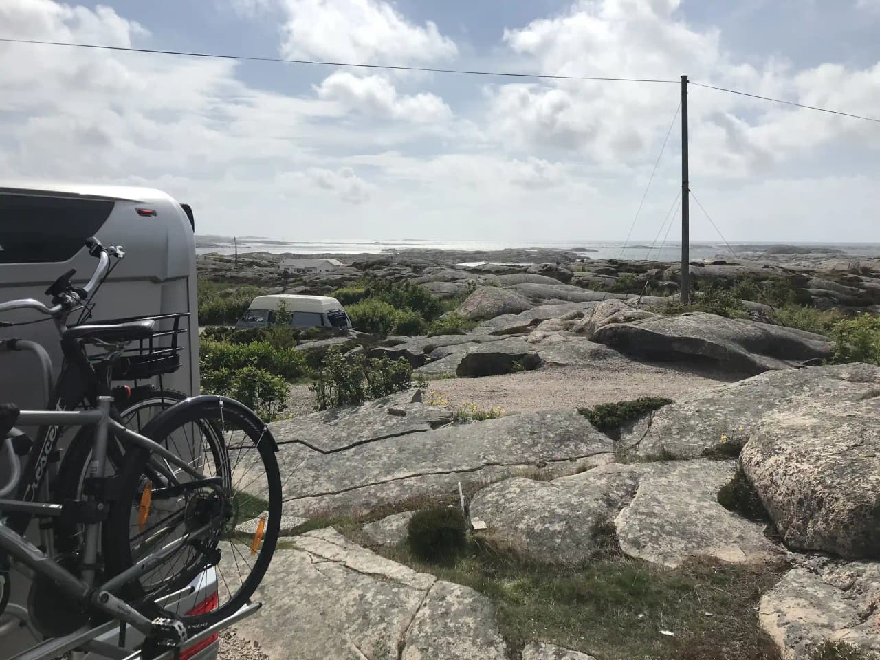 En cykel parkerad på Sotenäs Camping, med fokus på cykelns däck och ram. Perfekt för de som vill utforska området på två hjul.