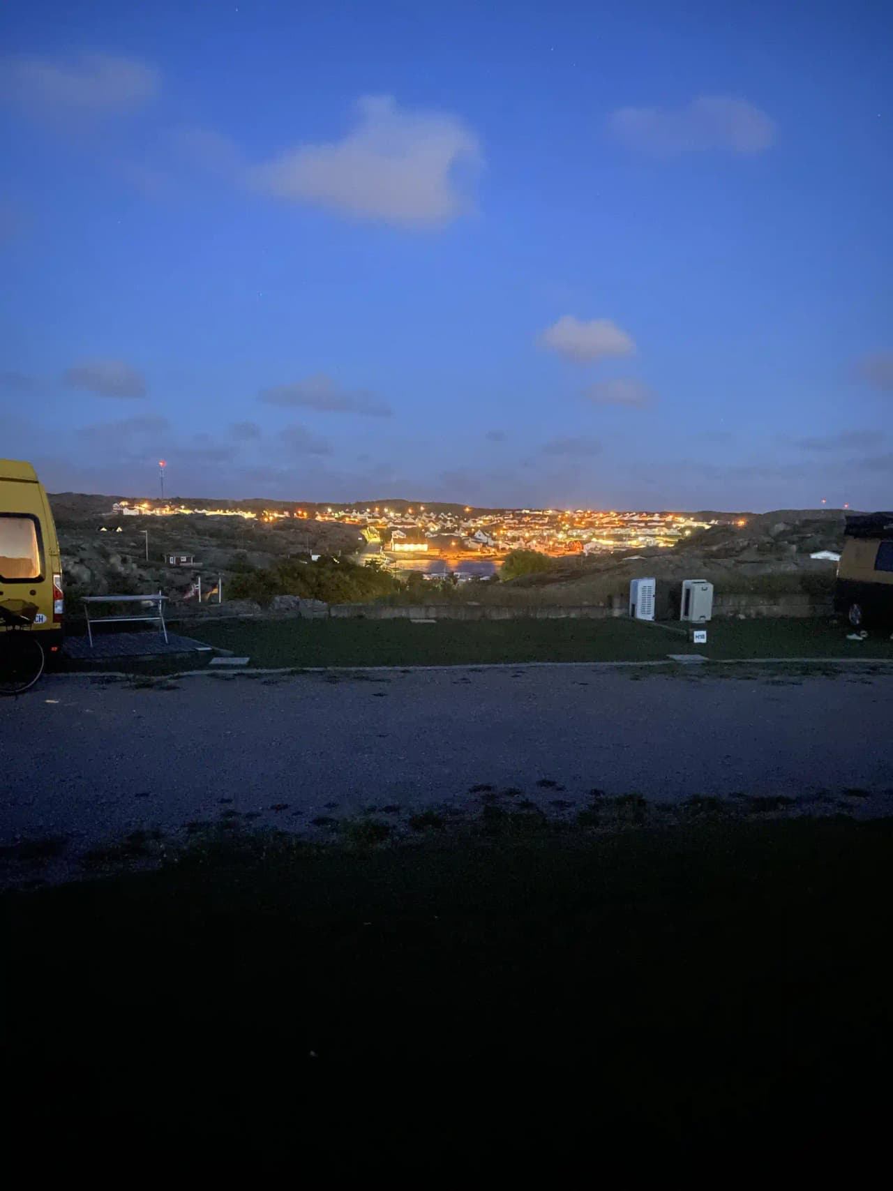 En stilla kvällshimmel under skymning vid Sotenäs camping, med horisonten i fjärran och vägen som leder besökare in i natursköna omgivningar.