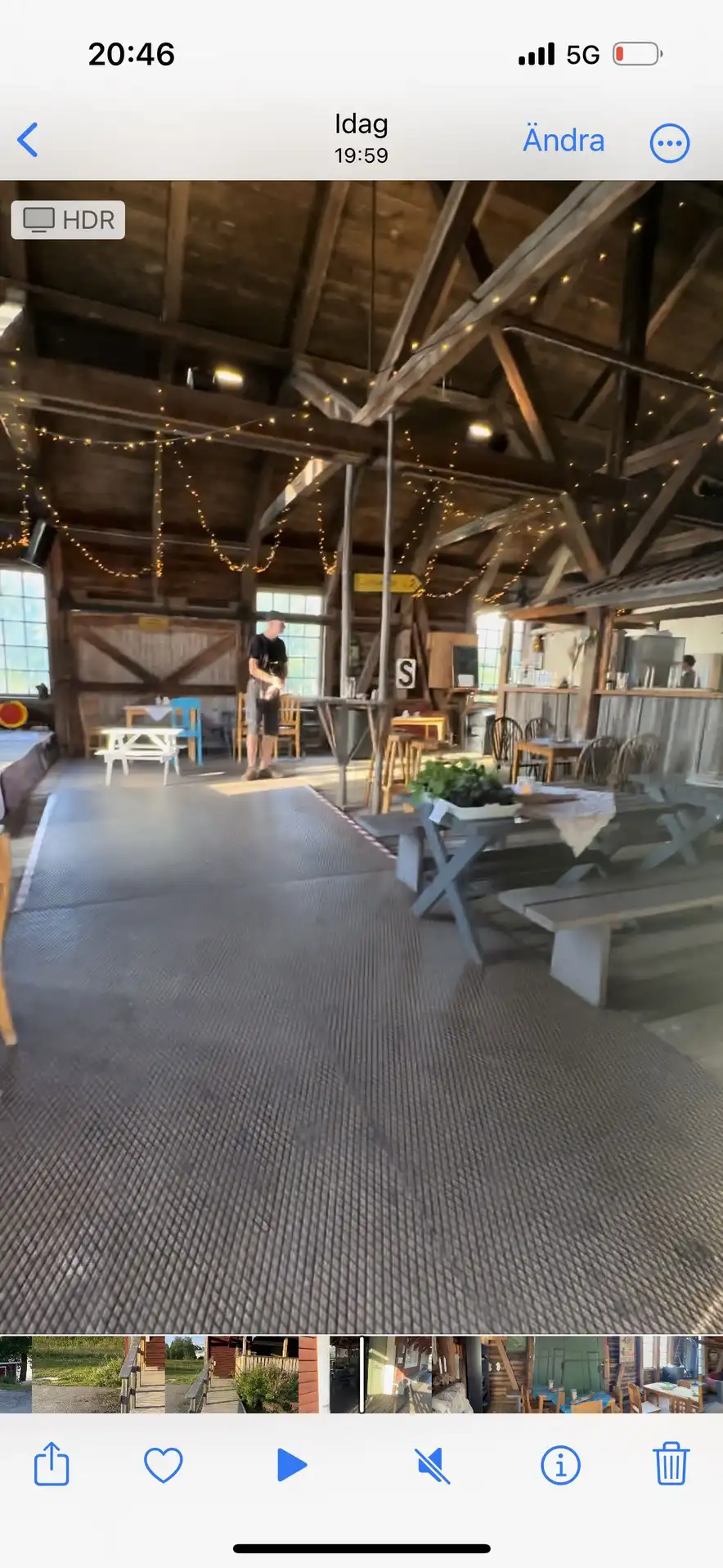 Bild av Trångsvikens bygdegård. Rummet har ett ljust trägolv och ett träklätt tak, vilket skapar en varm och inbjudande atmosfär. Naturligt dagsljus flödar in och belyser de rena och välvårdade ytorna.