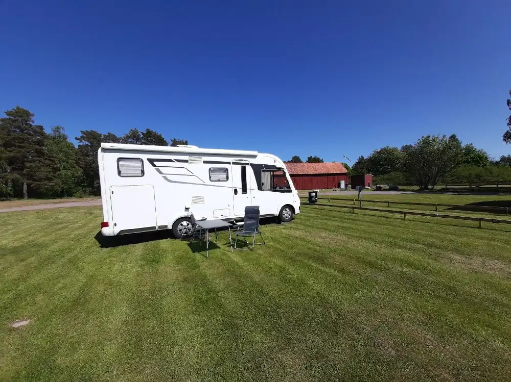En husvagn parkerad på Kaffetorpets camping.