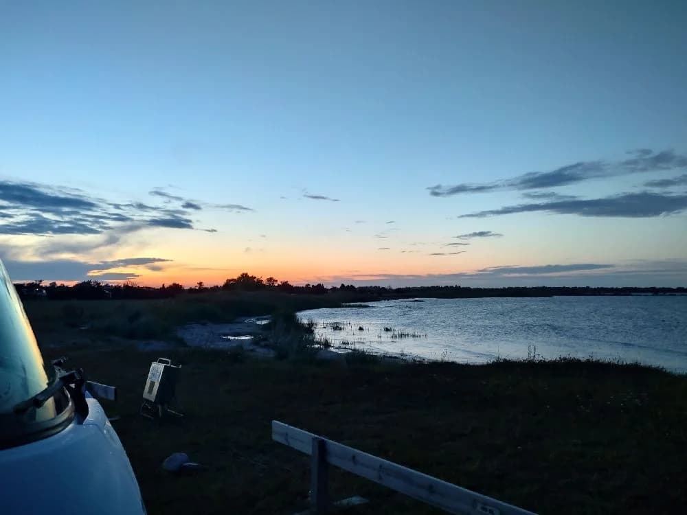 Upptäck idylliska Wikegårds på Ölands nordkust – där naturskönhet möter modern komfort för en oförglömlig camping!