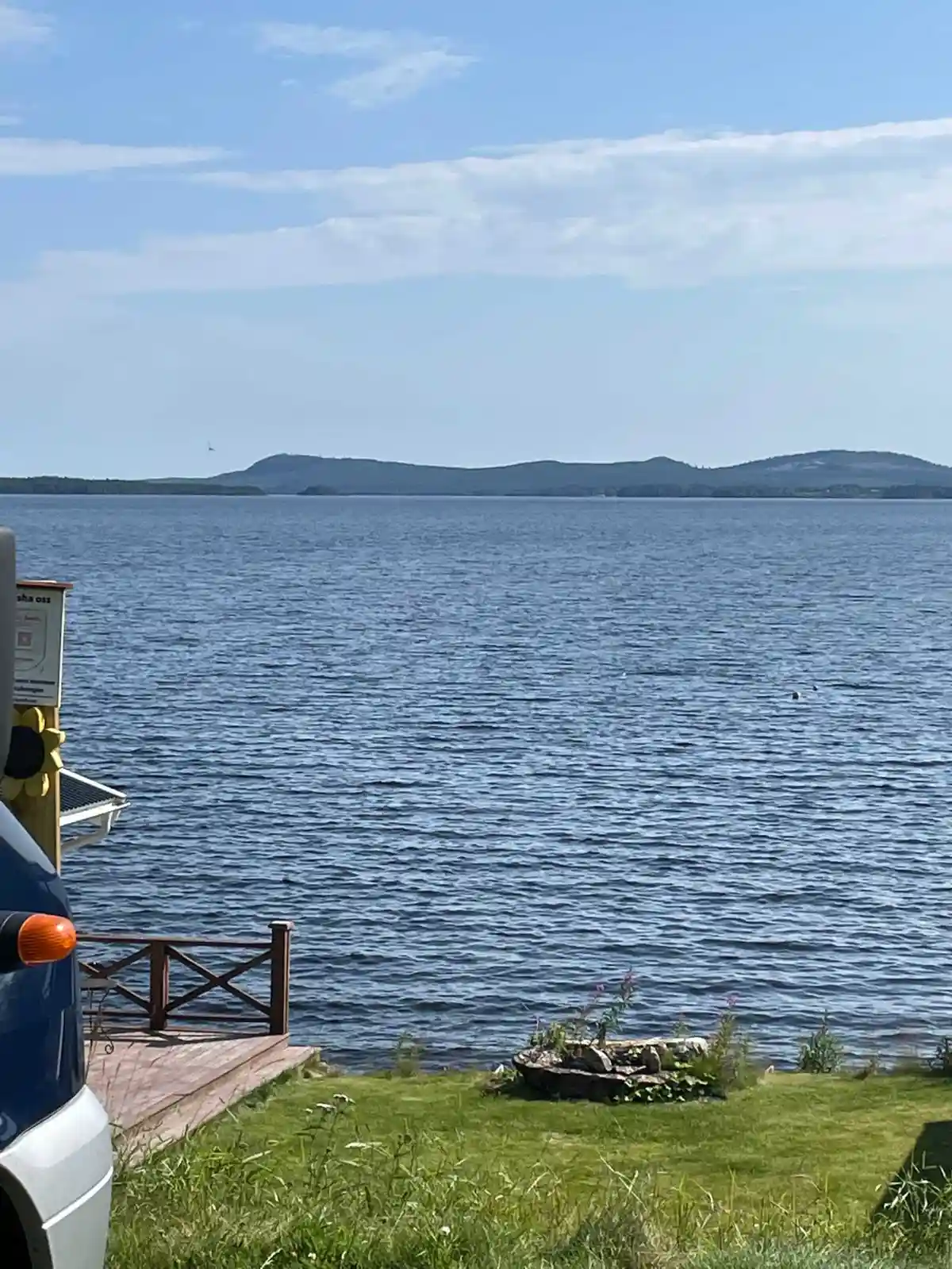 Bild av Kolgårdens stugby & camping: En naturskön plats vid vattnet med en blå sjö eller hav i bakgrunden. Området har kuster och stränder som skapar en lugn och rogivande atmosfär.