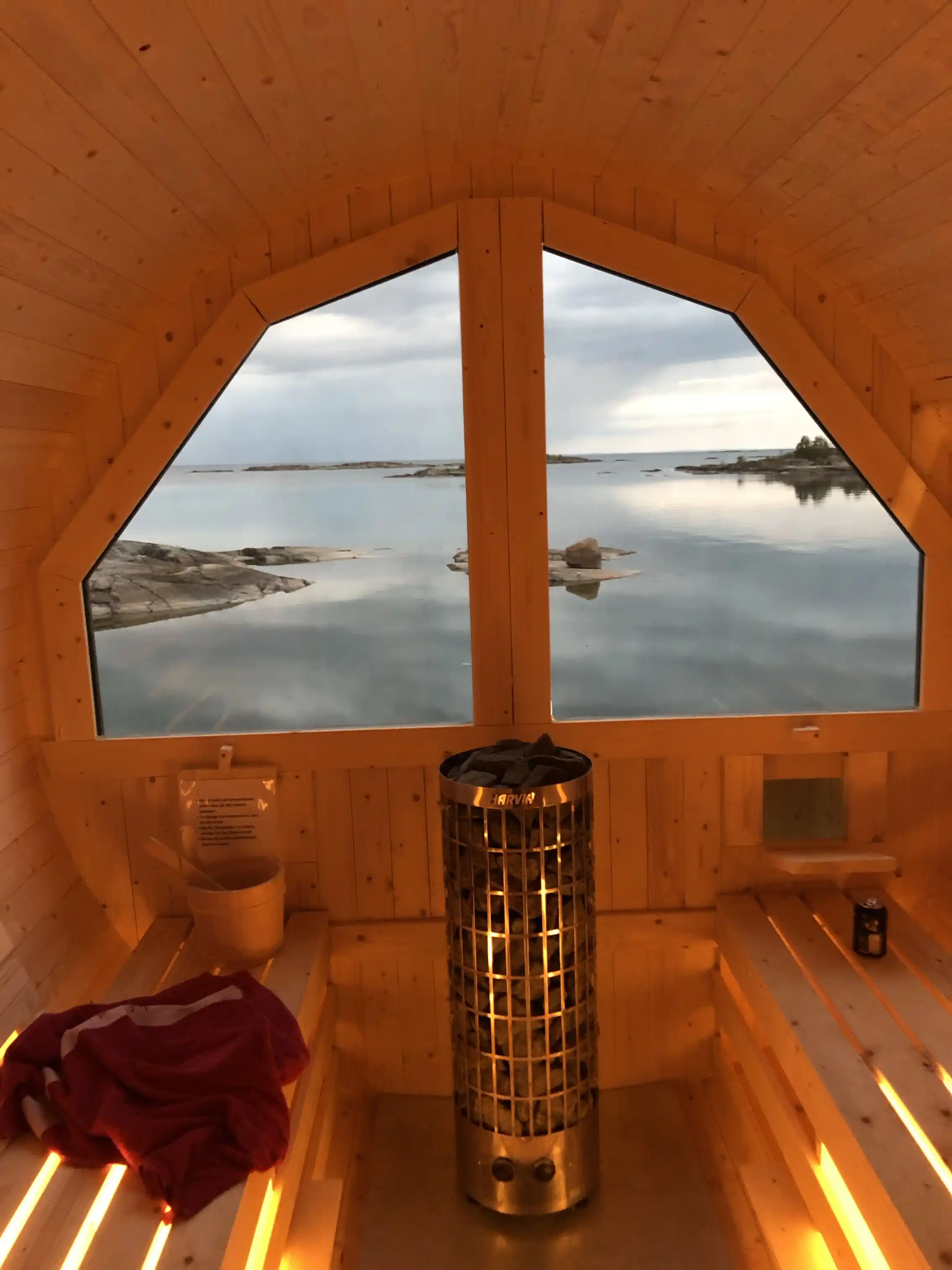 En solig dag vid Filsbäcks camping med klarblå himmel och grönskande omgivningar.