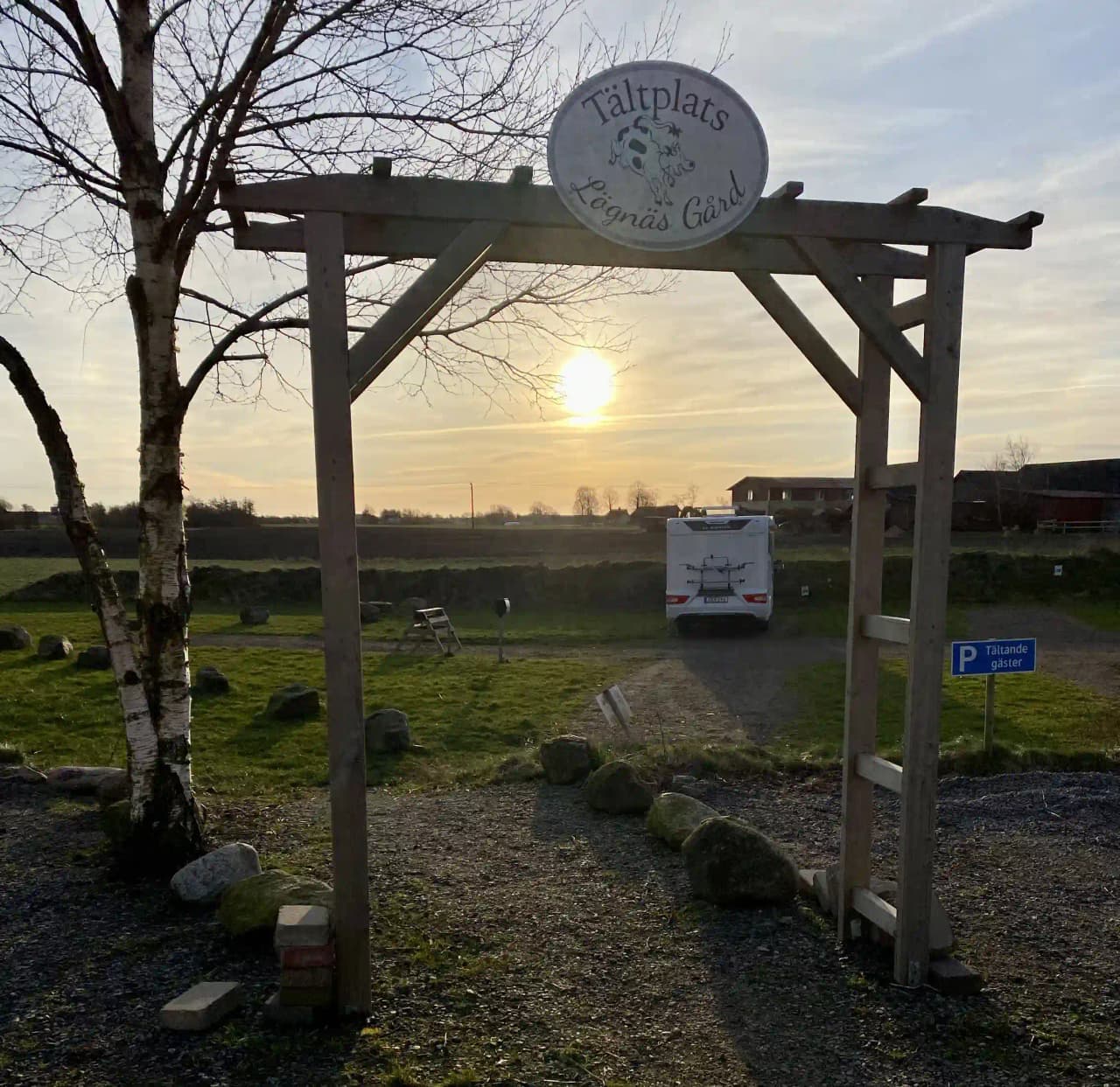 En skylt vid infarten till Hotell & Spa Lögnäs Gård.