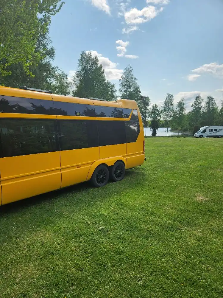 En turistbuss parkerad framför Moarps Bed & Breakfast, redo att transportera gäster.
