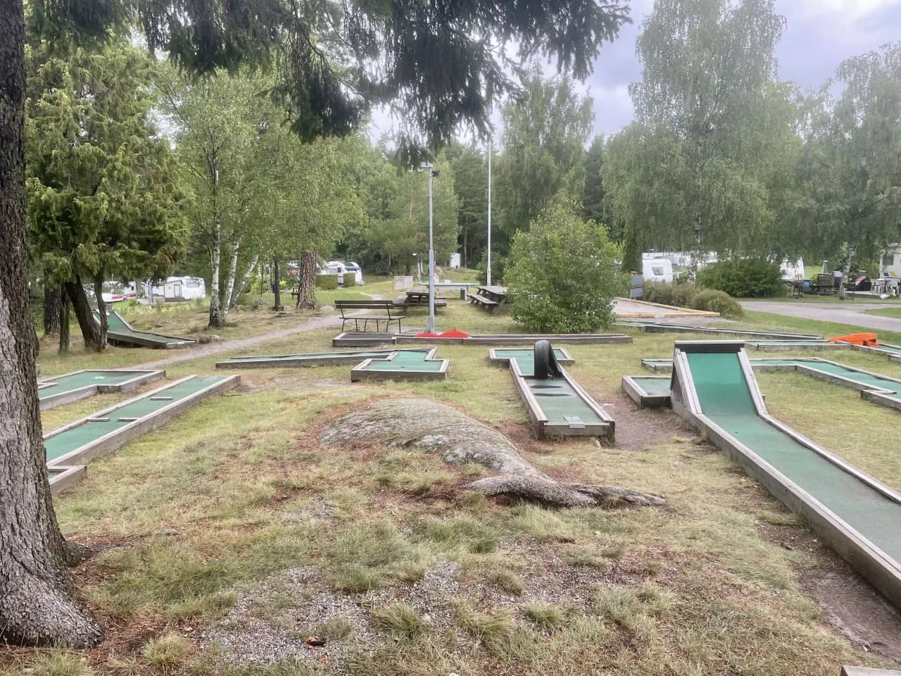 Gröna gräsmattor och öppna ytor i en parkmiljö vid Camp Nygård.
