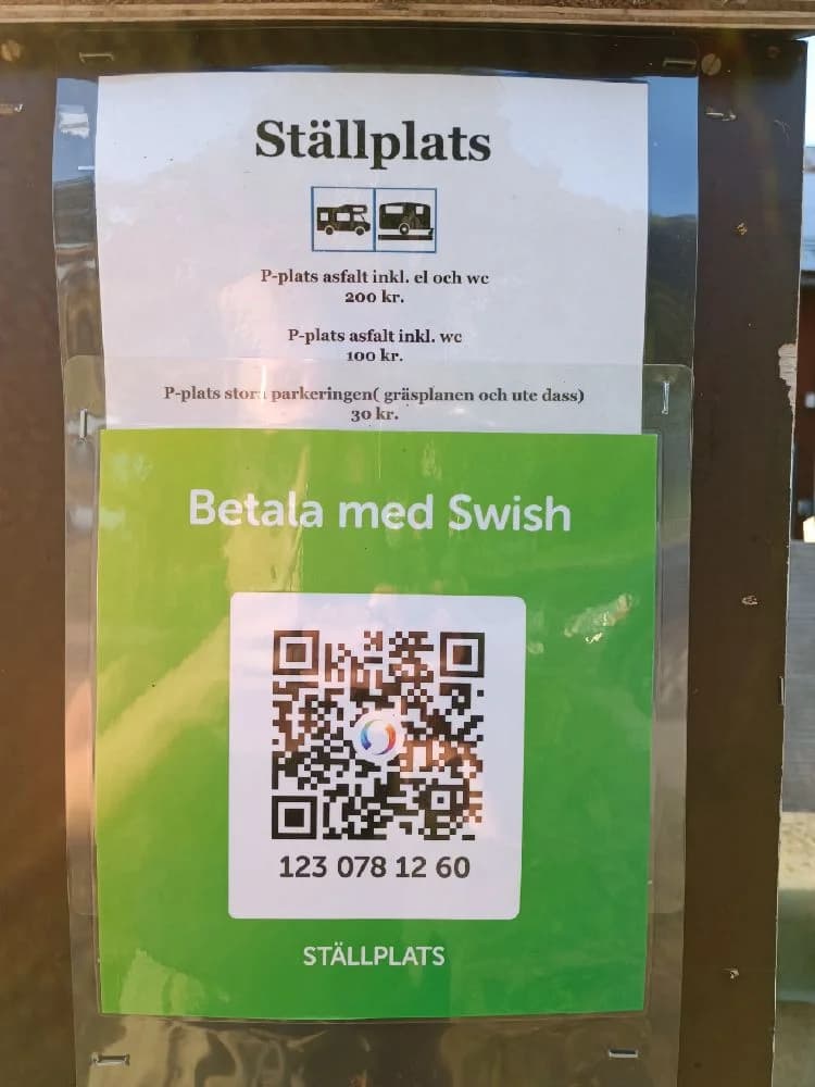 Bilden visar en reklam för Gustavsvik Resort, med glada besökare som njuter av vattenaktiviteter och gröna omgivningar.