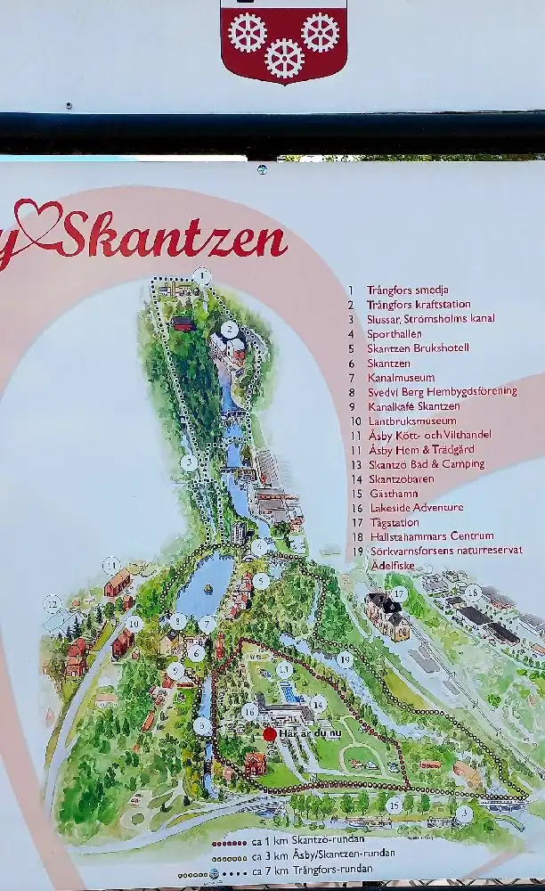 En karta över Skantzö Bad & Camping, som visar anläggningens layout med markerade områden för park, botanisk trädgård och damm. Kartan tjänar som en vägledning för besökare att navigera området och dess faciliteter.