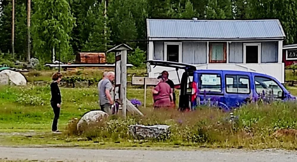 En kompakt husbil parkerad på en grön campingplats vid Meselefors camping, omgiven av somrig natur och öppna ytor.
