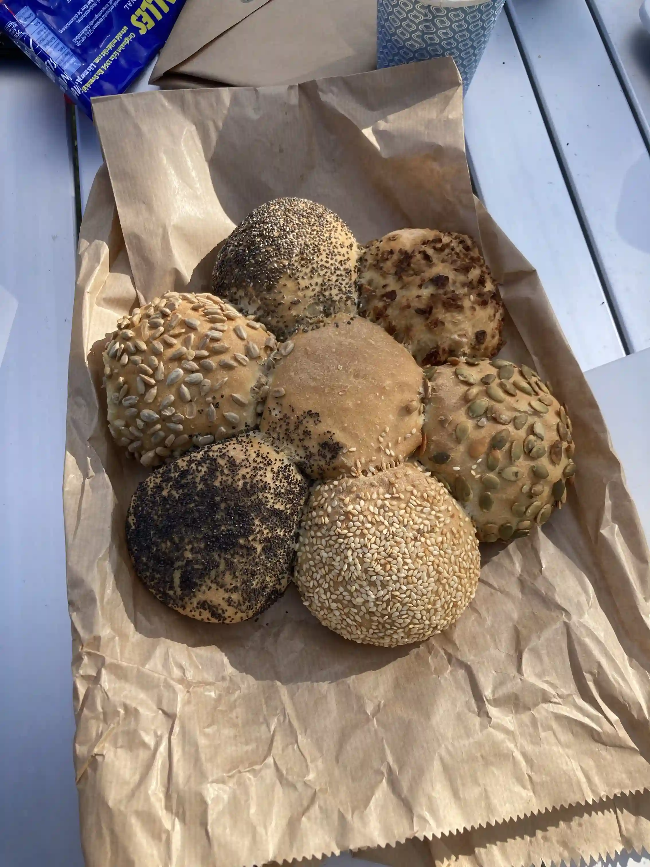 En närbild av en bricka fylld med olika sorters bröd och bakverk på Meselefors Camping.