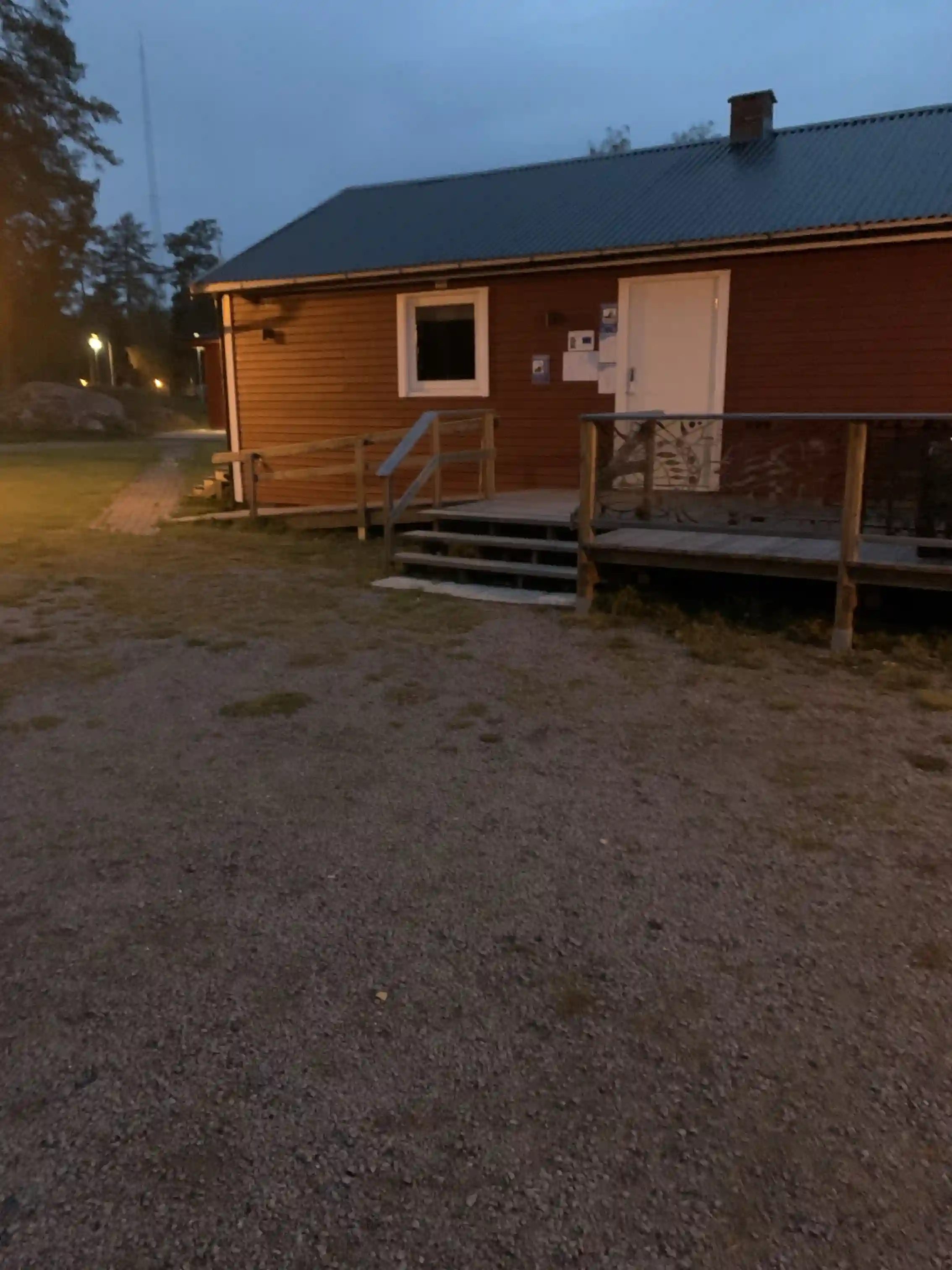 Bild av en naturskön ställplats vid Uvaparken med en mysig stuga i trä. Stugan har träfasad och står omgiven av grönska, vilket förstärker känslan av avkoppling och naturupplevelse.