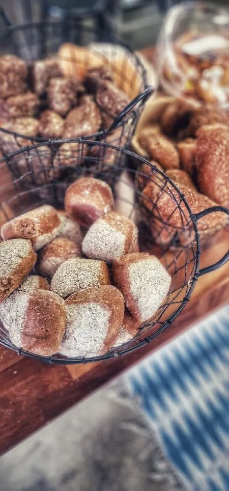 En närbild av nybakade bakverk täckta med florsocker på Martins Rökeri och Camping, vilket fångar den hemtrevliga och inbjudande atmosfären på platsen.