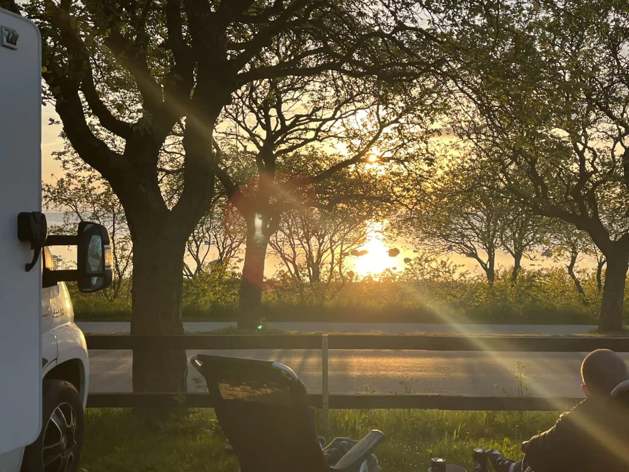 En solnedgång över Kneippbyn Resort Visby med ett fritidsfordon i förgrunden.