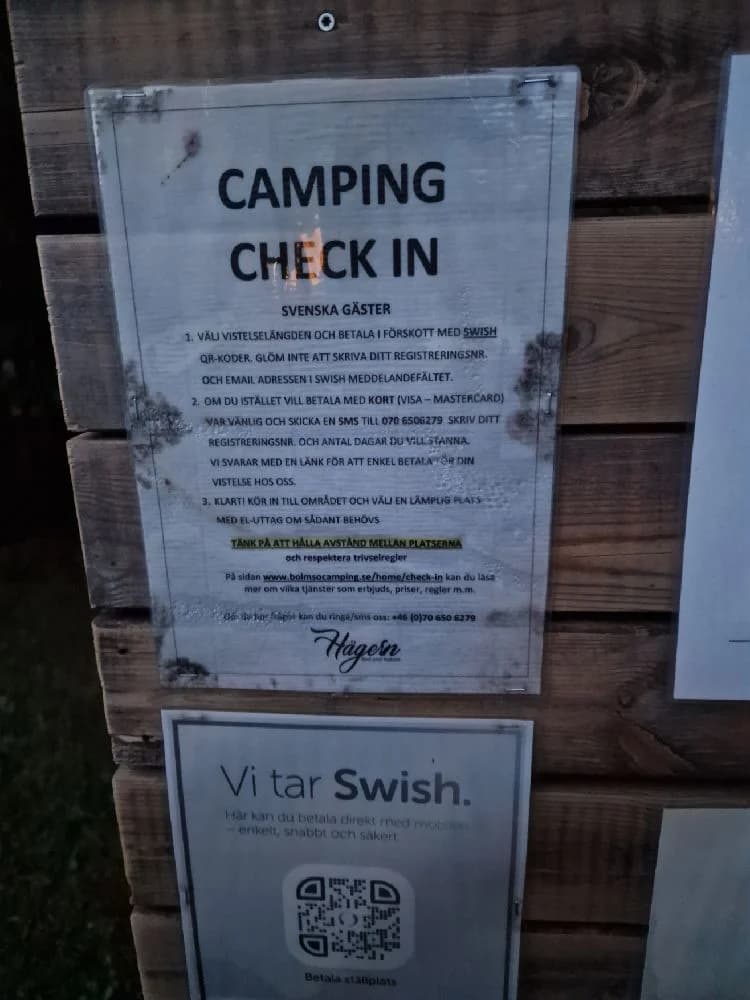 En tältplats omgiven av skog med träelement, en del av Hägern Bed & Nature.