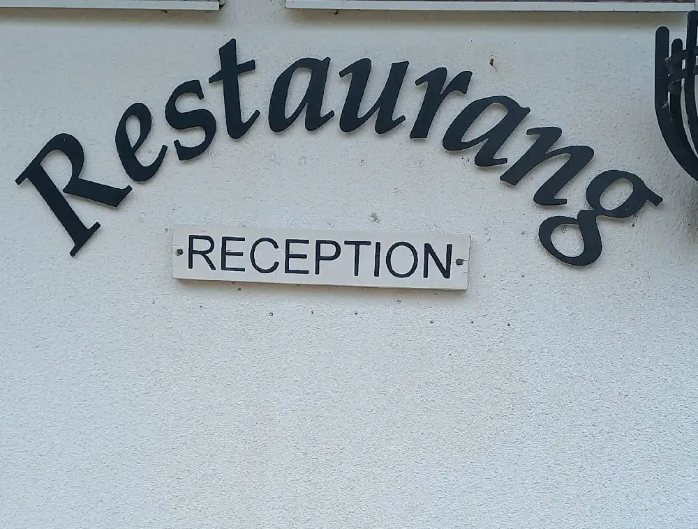 Ett charmigt värdshus i lantlig miljö, erbjuder en hemtrevlig restaurang och besöksmål upplevelse på allégården Kastlösa.