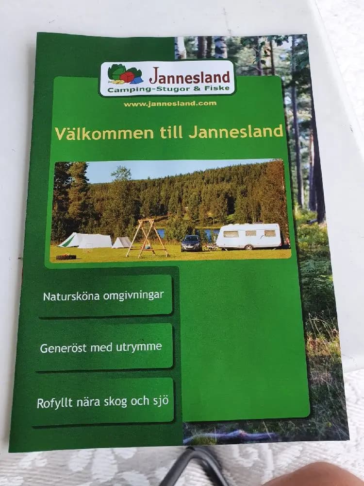 En affisch för Camping Jannesland, med en somrig design och reklamtext som lockar besökare.