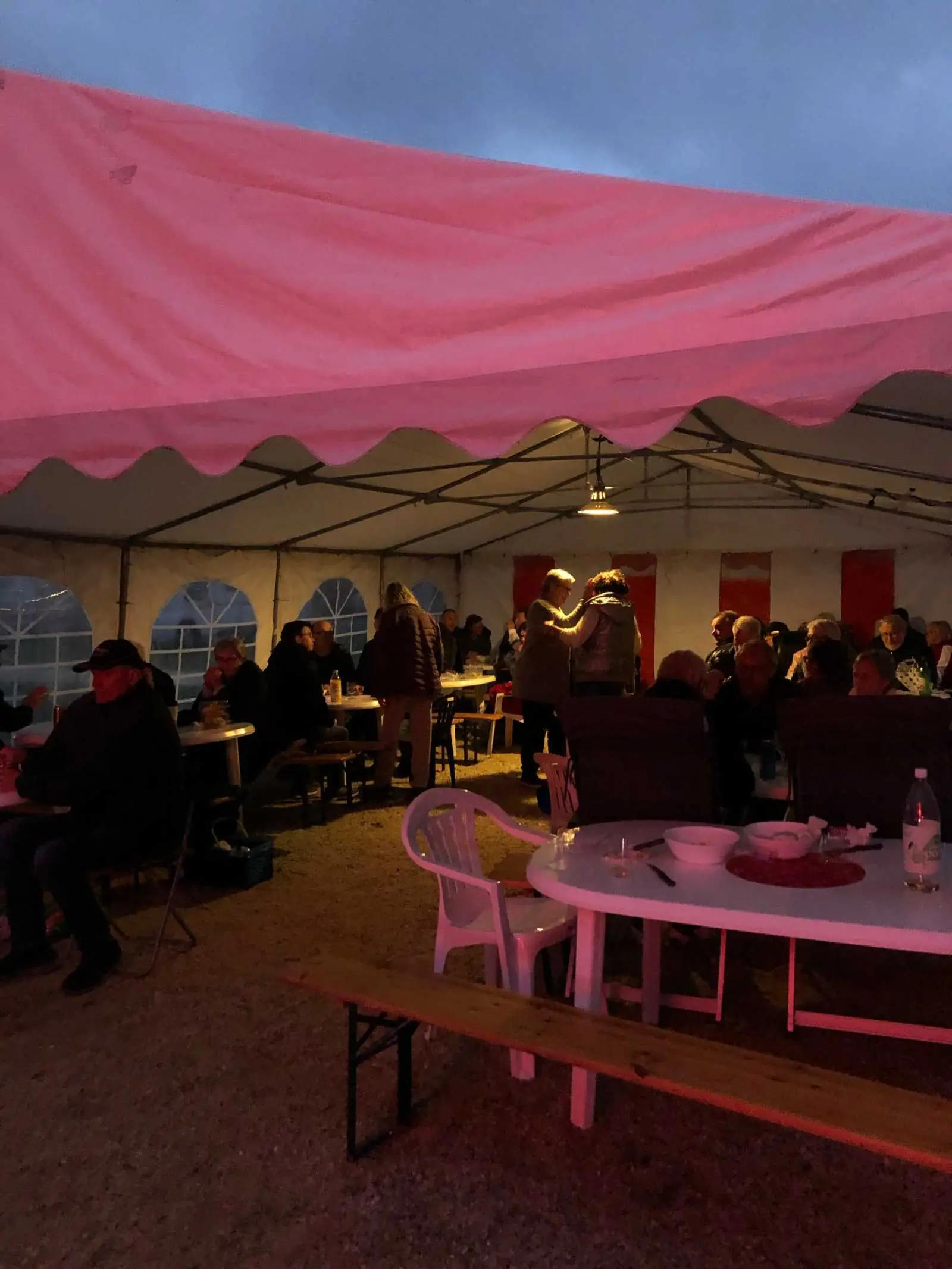 Ett tält med en skuggande markis står uppsatt på Kerstins camping. Framför tältet finns trädgårdsmöbler bestående av stolar och ett bord, vilket skapar en inbjudande plats för avkoppling och nöje i det fria.