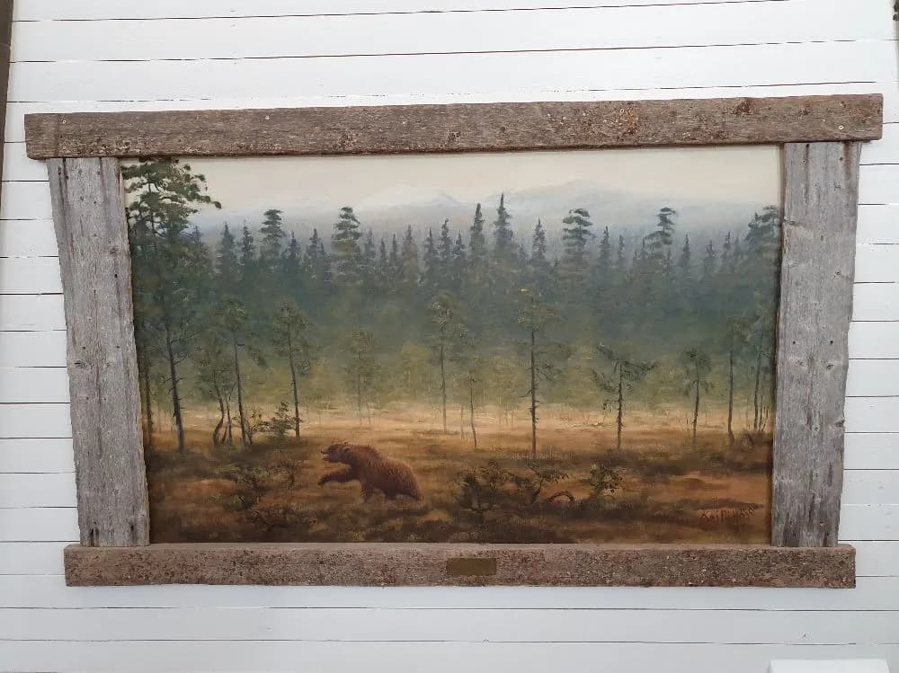En konstnärlig målning vid Storuman camping som visar en brun, träinramad tavla med motiv från en skog, skapad i modern konststil. 