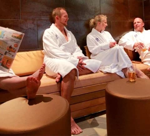 Bild av en träklädd bastu på Gustavsvik Resort, där besökare kan koppla av barfota på det bekväma trägolvet.