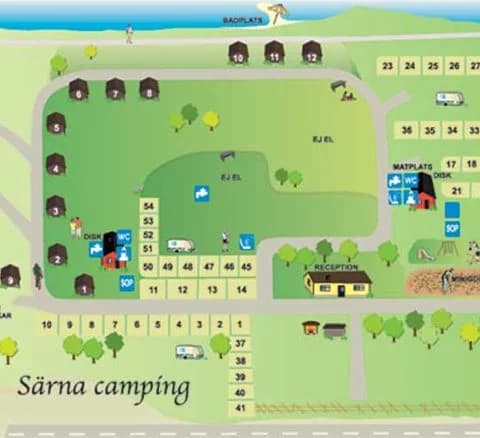 En campingplats i Särna med husbilar, tält och husvagnar uppställda under trädens skugga, omgiven av en grönskande parkmiljö.