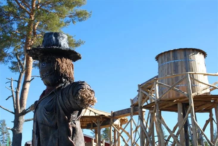 En fågelskrämma i naturlig miljö på Lufta Camping & Restaurang.