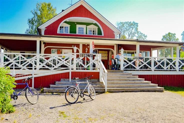 En närbild av en cykel med fokus på cykelhjulet och dess ekrar, vevparti och kedja, vid Charlottenberg camping & stugor - Haganäset.