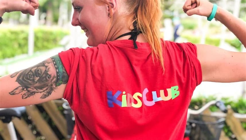 En grupp människor iklädda T-shirts och solglasögon som ler och visar tummen upp, utstrålar en känsla av glädje och samhörighet, vilket ger en positiv och välkomnande atmosfär vid Charlottenberg camping & stugor - Haganäset.