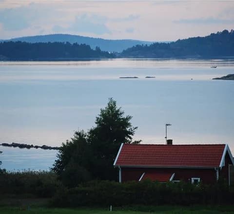 Alt-text: Vy över kustlandskapet vid Anfasteröd Gårdsvik med vattenresurser och kusten i fokus, omgärdat av naturliga sjöar och hav.