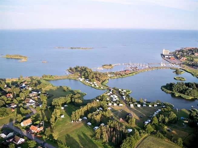 Fågelperspektiv över Dalskärs camping vid en kust med vattenvägar, sjöar och marina landformer.