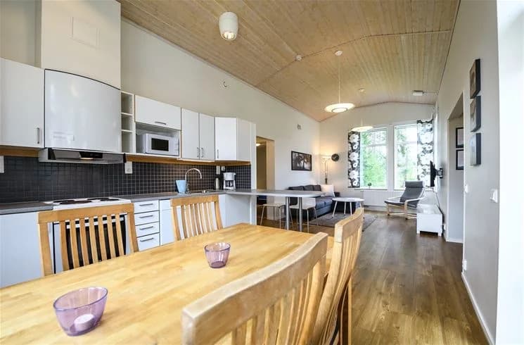 En hemtrevlig stuga på Östersunds camping med träinteriör, möbler och trägolv.