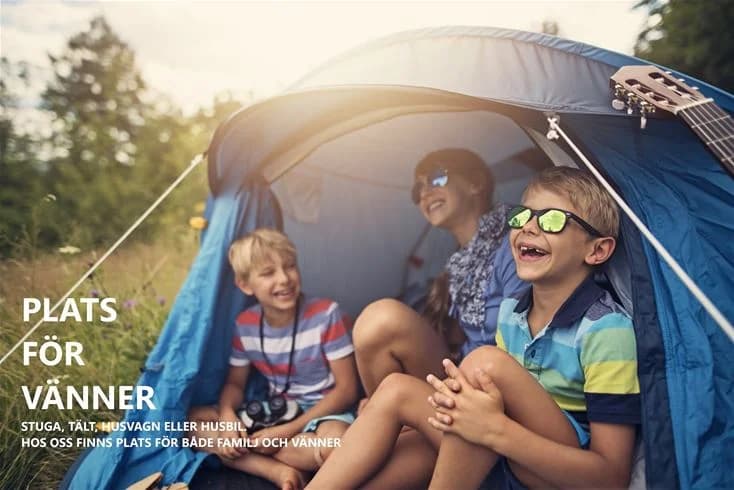 En grupp människor campar vid Östersunds camping. Barn och vuxna kopplar av vid tält i en naturskön miljö. Det är soligt och alla njuter av sin ledighet.