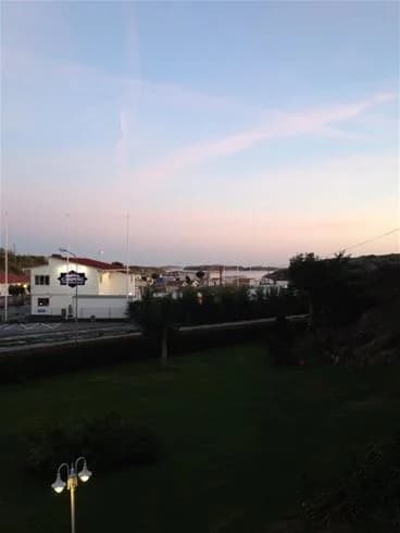 En färgstark himmel vid horisonten över Wiggersviks camping vid gryning eller skymning.