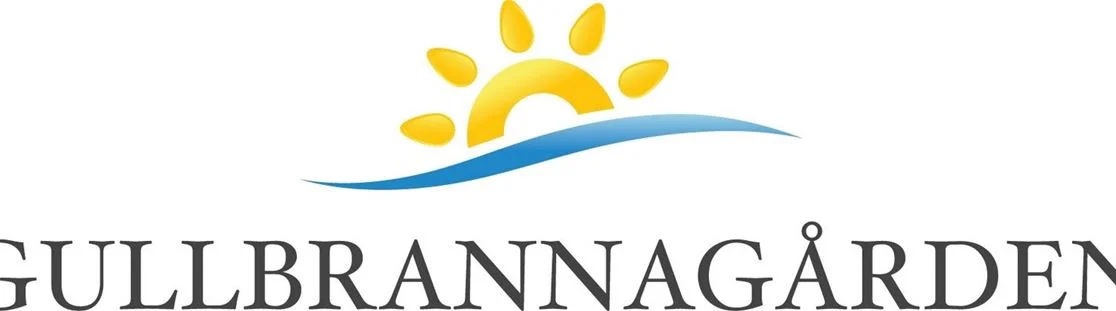En bild av Gullbrannagårdens skylt med deras logo, omgiven av reklamgrafik och emblem. Skyltens design består av olika grafiska element och text.