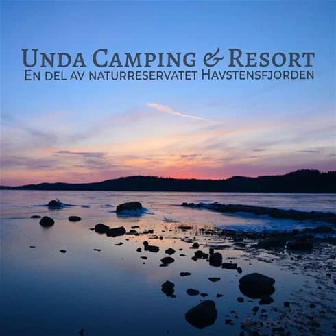 En stilla kustvy vid Unda Camping & Resort i skymningen, med en vacker horisont där land och vatten möts. Stämningen är lugn och fridfull, medan kvällsljuset speglas i vattnet.