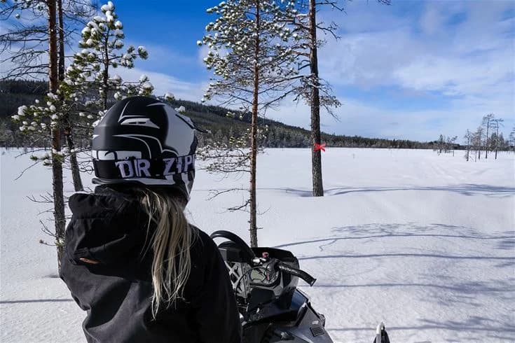 En grupp skidåkare i vintermiljö vid Åsarna Skicenter, utrustade med hjälmar och skidglasögon, omgivna av snölandskap och redo för en dag av äventyr i skidbacken.