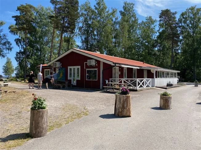 En avkopplande plats på Ängskärs havscamping med skuggiga träd och en lugn atmosfär.