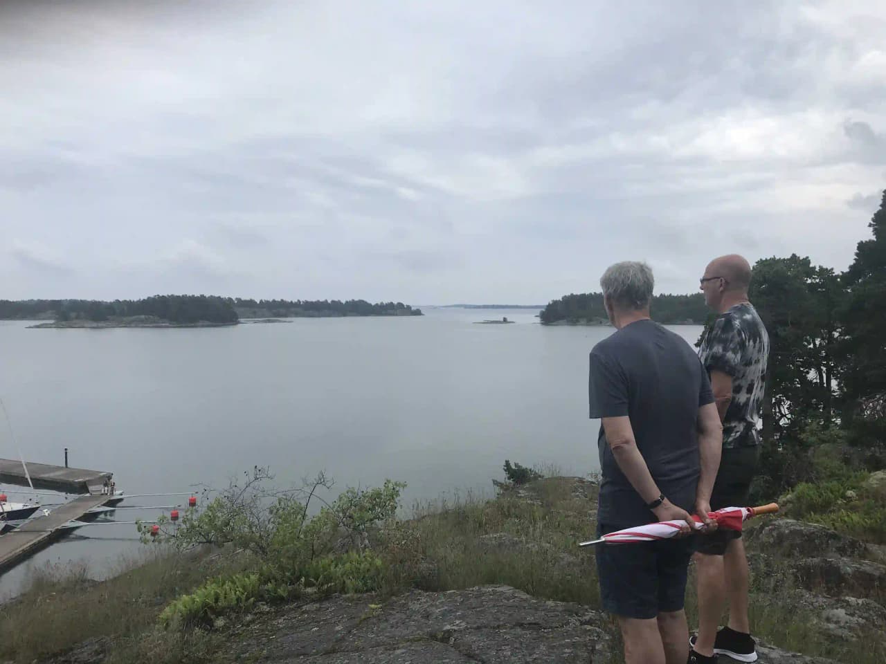 En naturskön vy över Tyrislöt Camping, med vattenresurser som dominerar landskapet, omgiven av kustnära landformer och skog.

